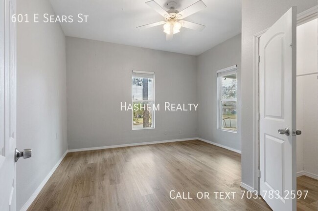 Building Photo - 601 E Sears St