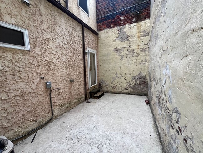 Building Photo - Bright Old City Loft