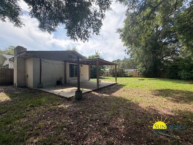 Building Photo - Great 3 Bedroom Home in Fort Walton Beach with Solar Panels-Near Hurlburt Field!