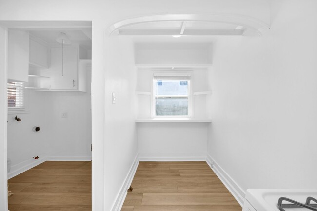 Building Photo - Beautiful bright 2 bedroom in Belmont Shore!