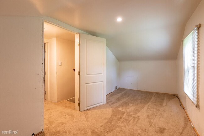 Building Photo - 3 br, 1 bath House - 23081 Springbrook Dr