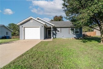 Building Photo - 2 bedroom 2 bath house, fenced, 1 car garage