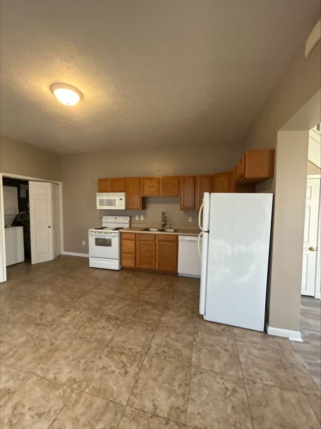 Building Photo - Large 3 Bedroom Townhome!!