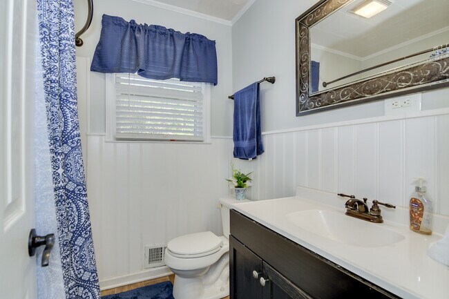 Building Photo - 1127 Magnolia Dr