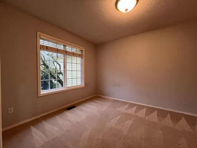 Building Photo - Elegant Home Offering Open Living Spaces, Spacious Primary Suite, and Nature-Inspired Yard