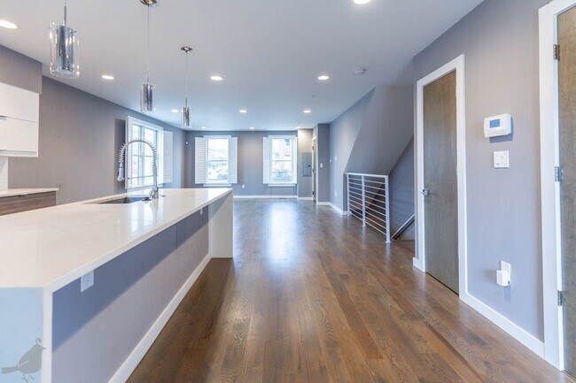 Building Photo - 1330 Montello Ave NE