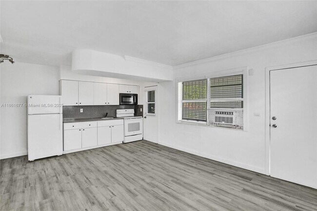 Building Photo - 7520 NE Miami Ct