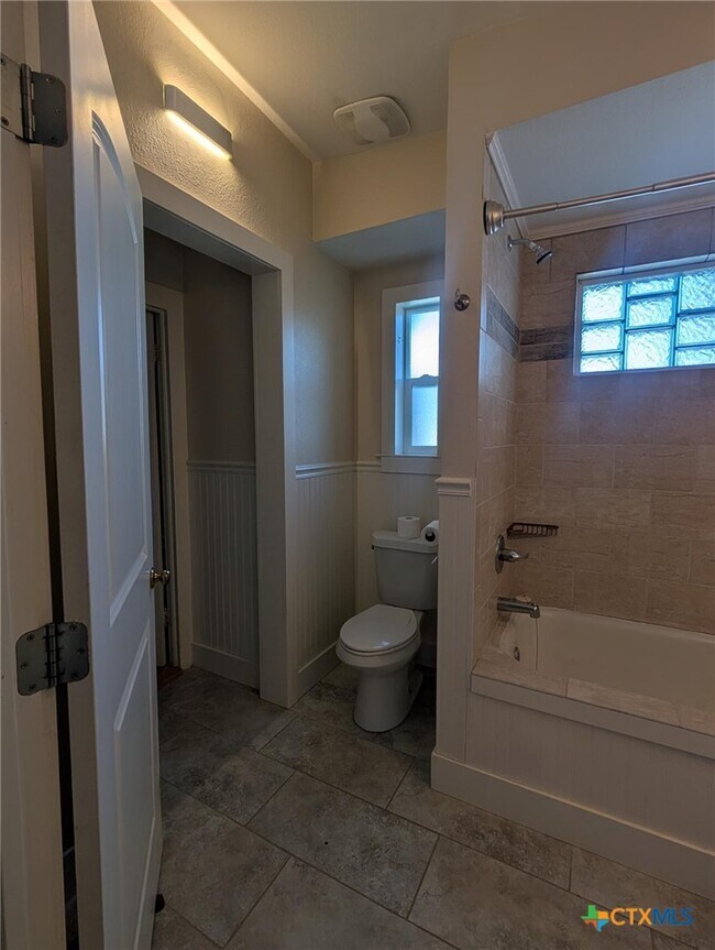 Building Photo - 619 E Donegan St