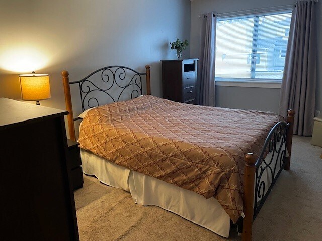 Bedroom1 Queen size bed - 428 Thoreau Rd