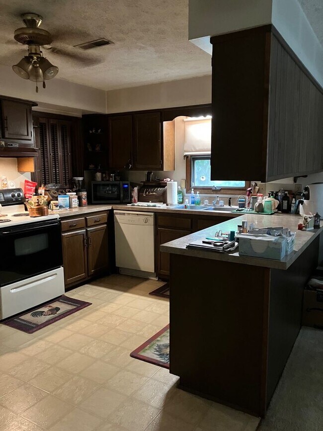 Building Photo - 4852 Rosewell Dr