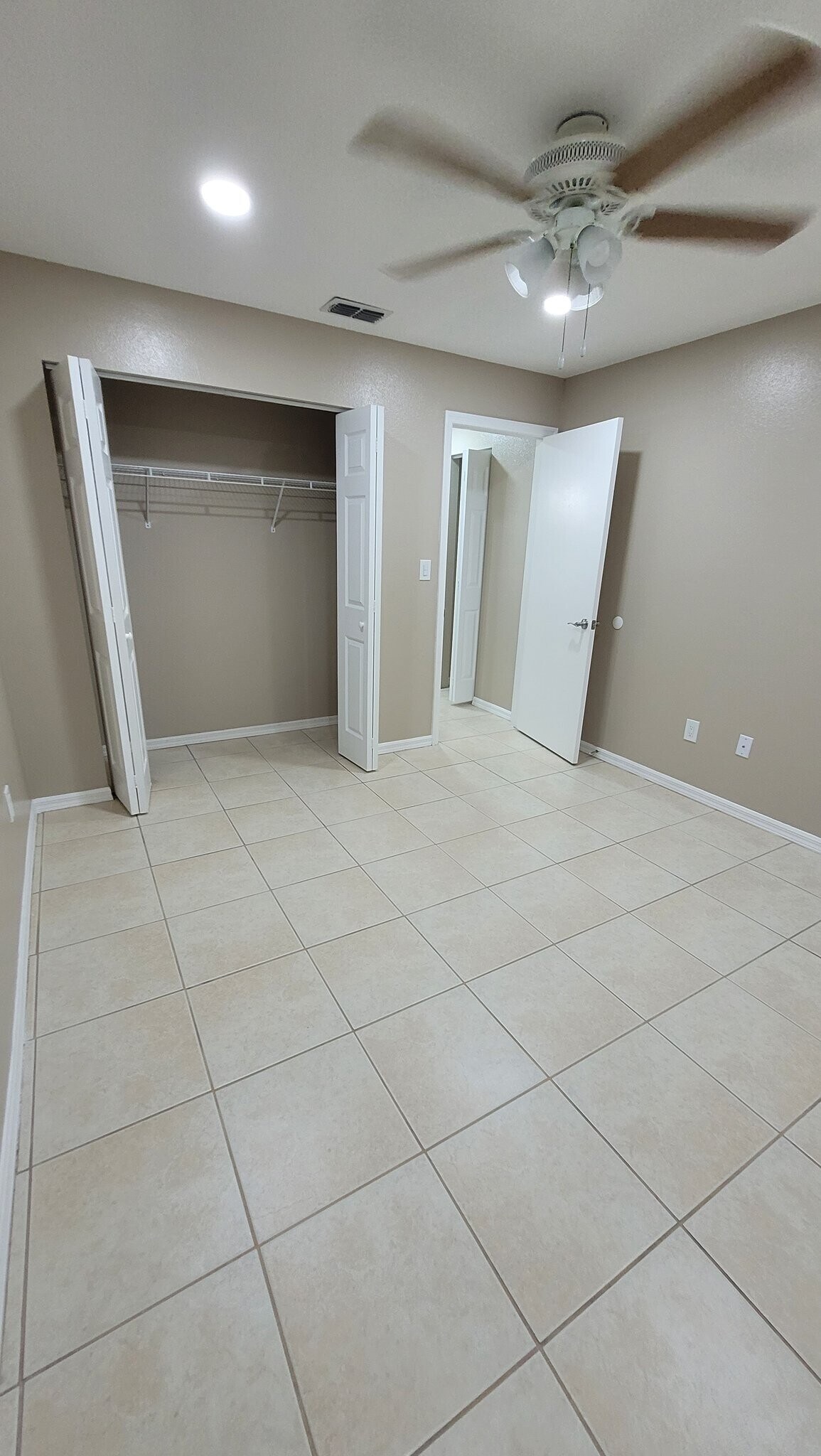 Building Photo - 4021 Catalina Dr