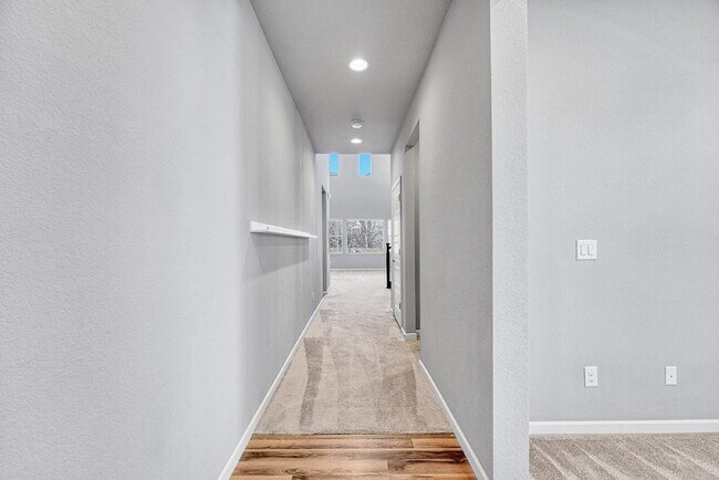 Building Photo - $2,950.00 - 3 Bedrooms, 2.5 Bathrooms, Single Family Home in Circle Rock with Cozy Fireplace!