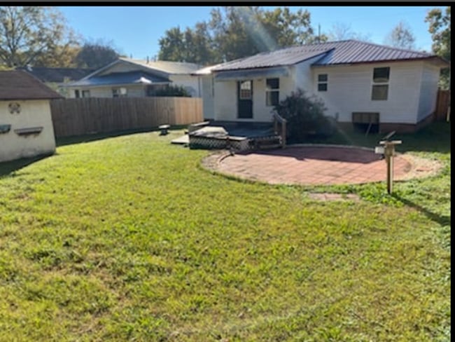 Building Photo - 3-Bedroom Home with Gated Backyard – Close...