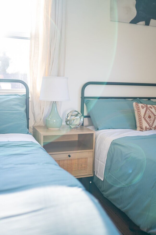 Building Photo - Charming Bungalow with King Size Bed