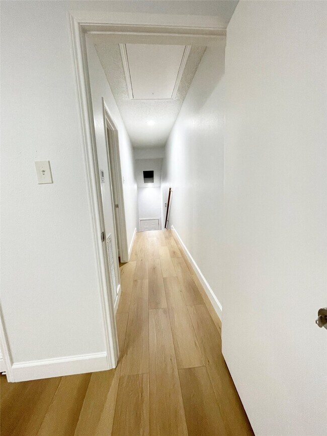 Building Photo - 13716 Hollowgreen Dr