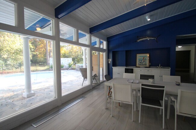 Building Photo - 421 Lakeside Dr