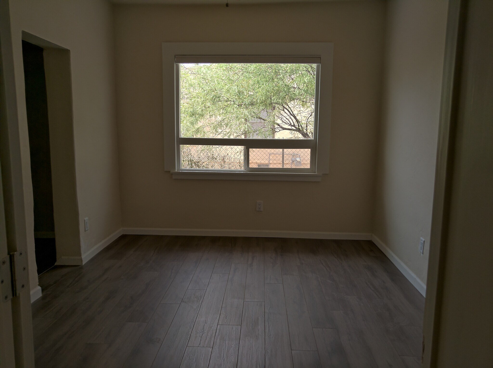 Room 2b - 1536 E 8th St