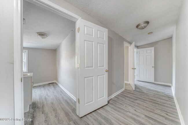 Building Photo - 1112 E Oak St