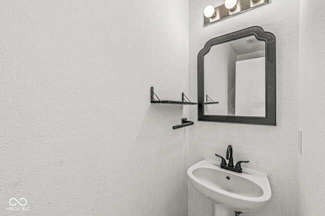 Building Photo - 7928 States Bend Dr