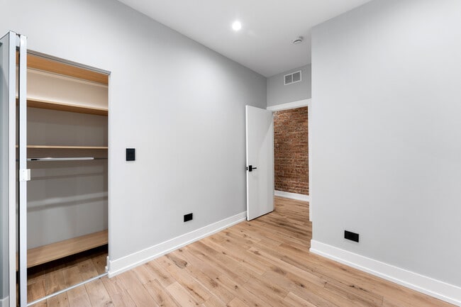 Building Photo - 7726 N Eastlake Terrace