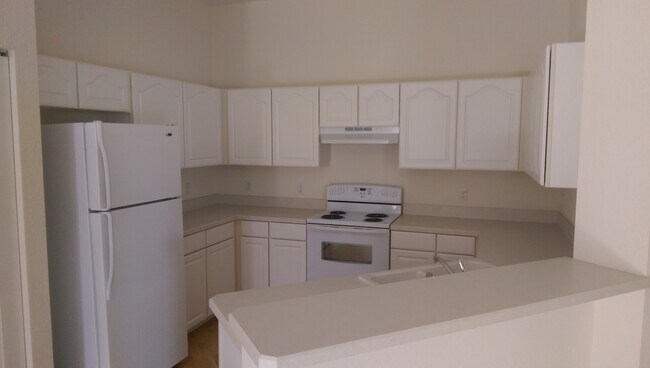 Building Photo - 3 bed, 2 bath 2 car garage