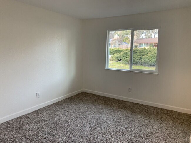 Building Photo - Recently remodeled home a short walk from Cameron Park Lake for rent!