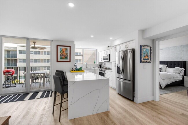 Building Photo - 1236 Hillsboro Mile