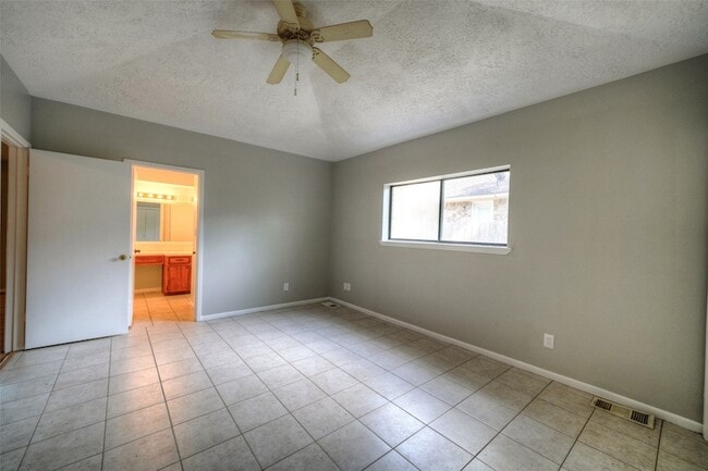 Building Photo - 25 Shady Oak Ln