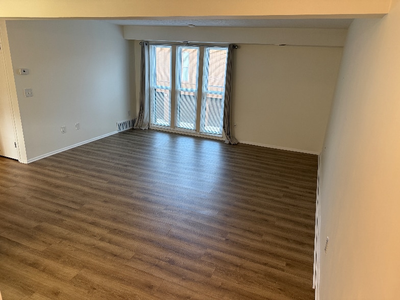 Building Photo - 33803 Electric Blvd