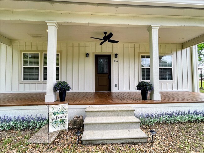 Building Photo - 210 Crescent Dr