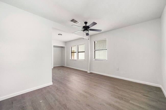 Building Photo - 404 Glenmore Dr