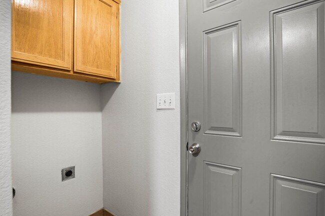 Building Photo - Move in special: $250 off the first month's rent!