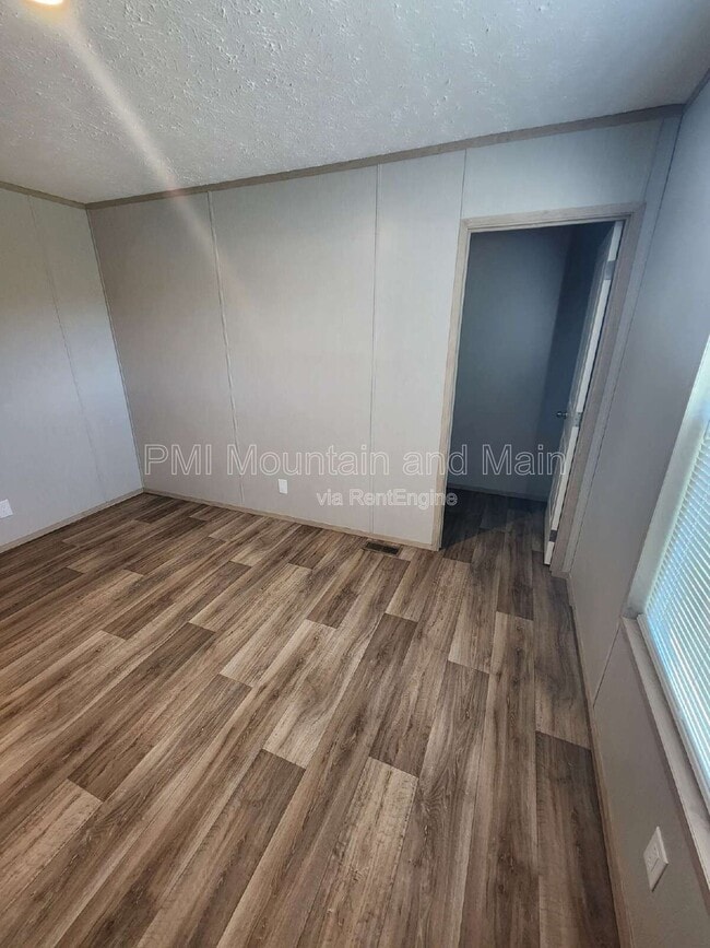 Building Photo - 102 Indian Camp Branch Rd