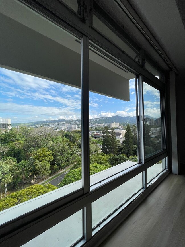 Building Photo - Gorgeous 11th Floor Views, Clean, New Flooring, New Fridge and Available Now.