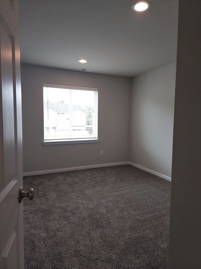 Building Photo - 15717 View Dr Ct SE
