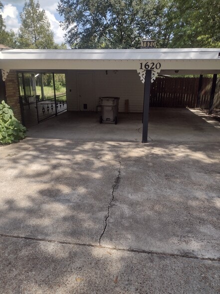 Covered Garage - 1620 Landry Dr