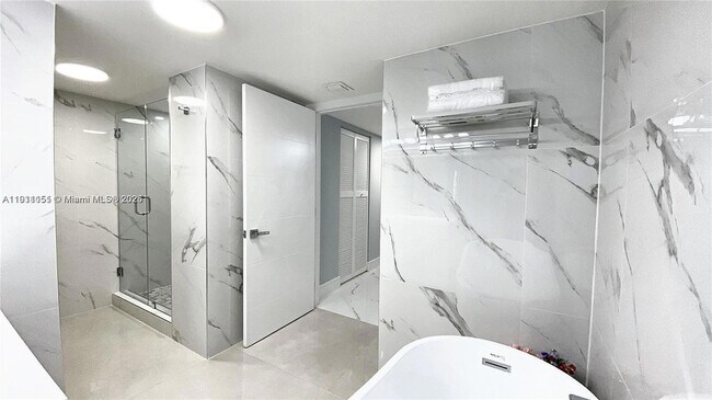 Building Photo - 1717 N Bayshore Dr