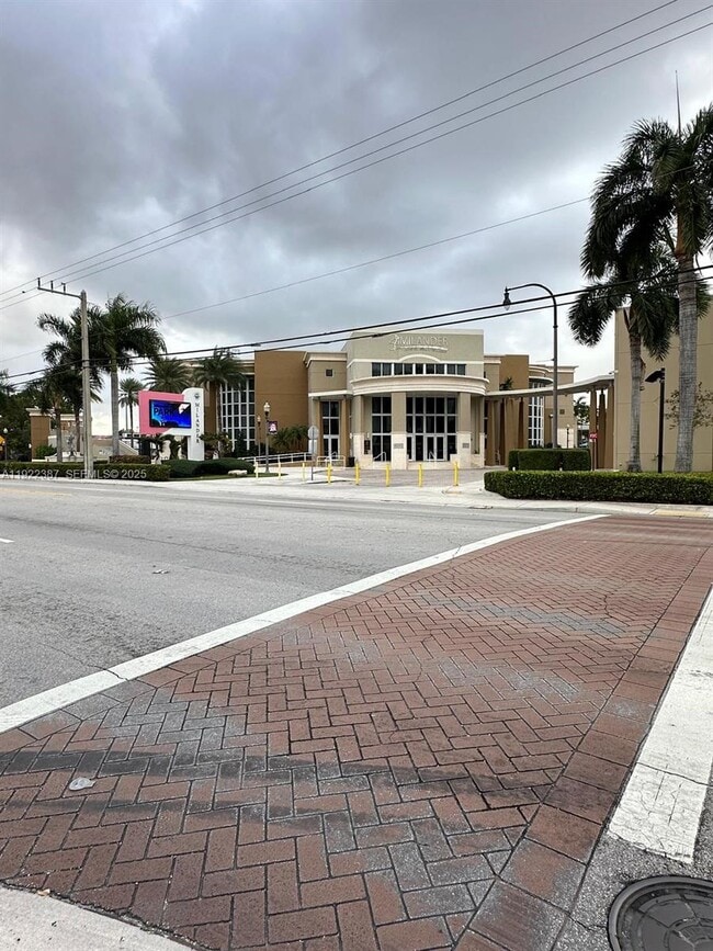 Building Photo - 4655 Palm Ave