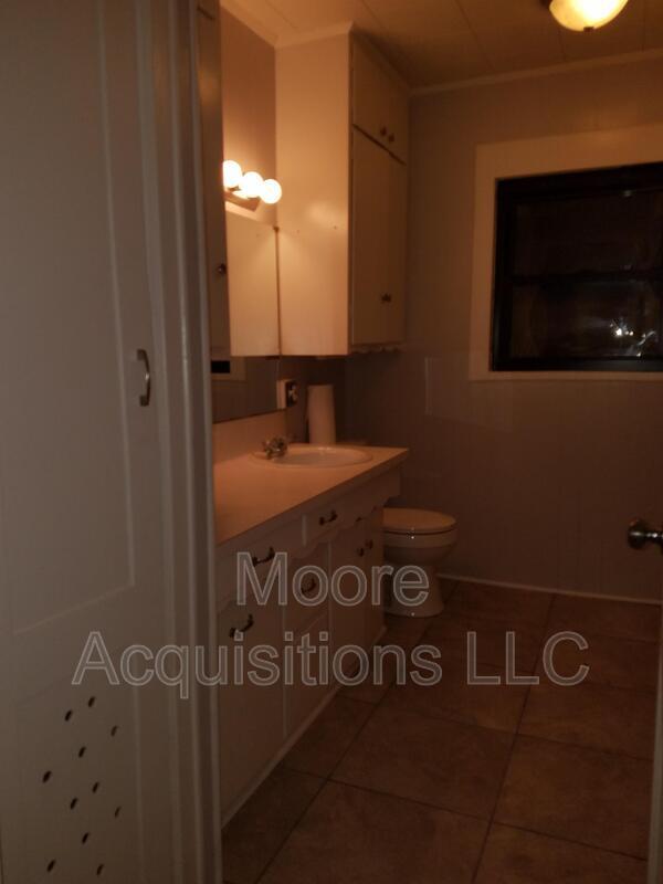 Building Photo - 221 Leonard Dr