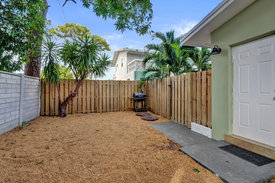 Building Photo - 3033 NE 20th Ter