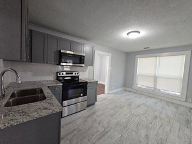 Building Photo - Spacious 3BR/2BA Home with Modern Amenities and Fenced Yard