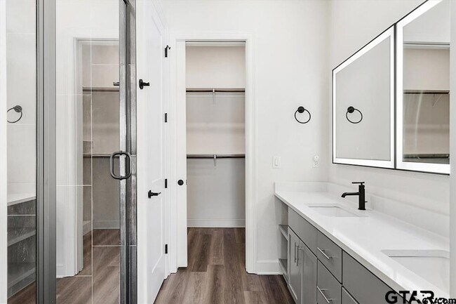 Building Photo - 522 W Erwin St