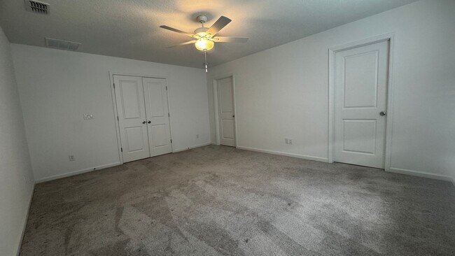 Building Photo - Charming 3BR Townhome with Screened-In Patio