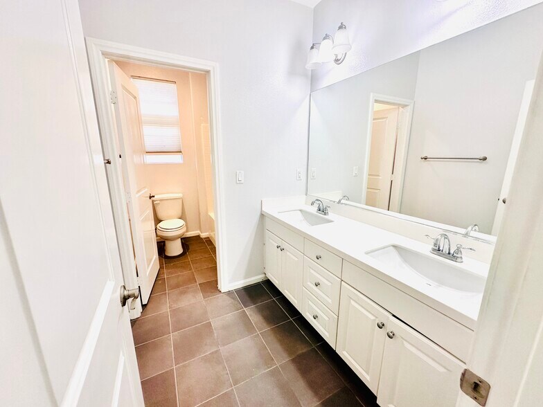 Building Photo - 15770 Myrtlewood Ave