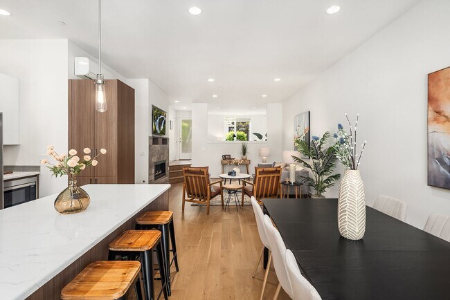 Building Photo - Fantastic Bellevue Townhouse with View...
