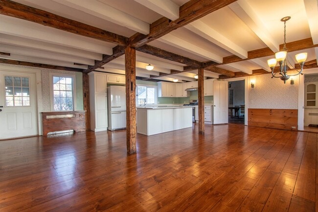 Building Photo - 267 N River Rd