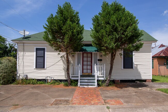Primary Photo - 1211 Holly St