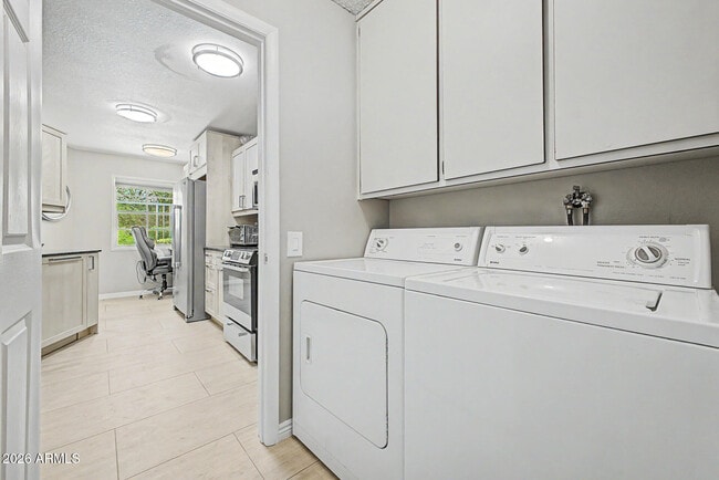 Building Photo - 10454 W Palmeras Dr