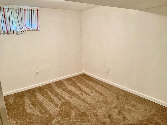 Building Photo - Coveted Laurelhurst Craftsman, Detached Garage, A/C, Hardwoods...A Rare Listing!