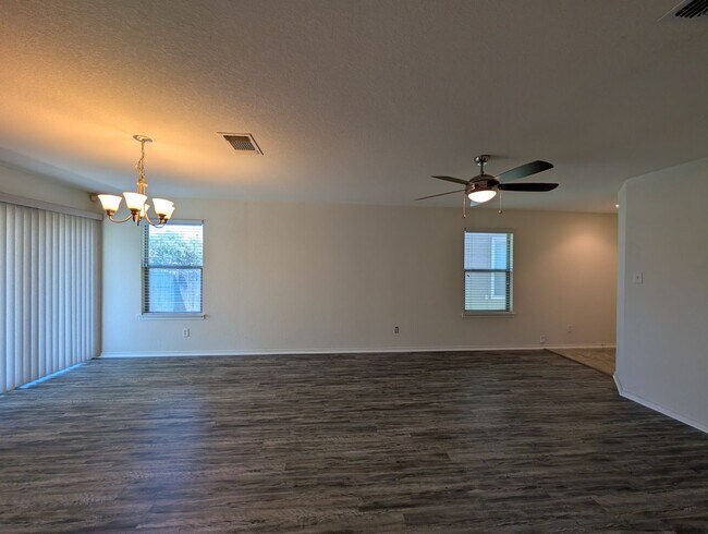 Building Photo - 4/2 in West Village at Creekside / Fenced ...